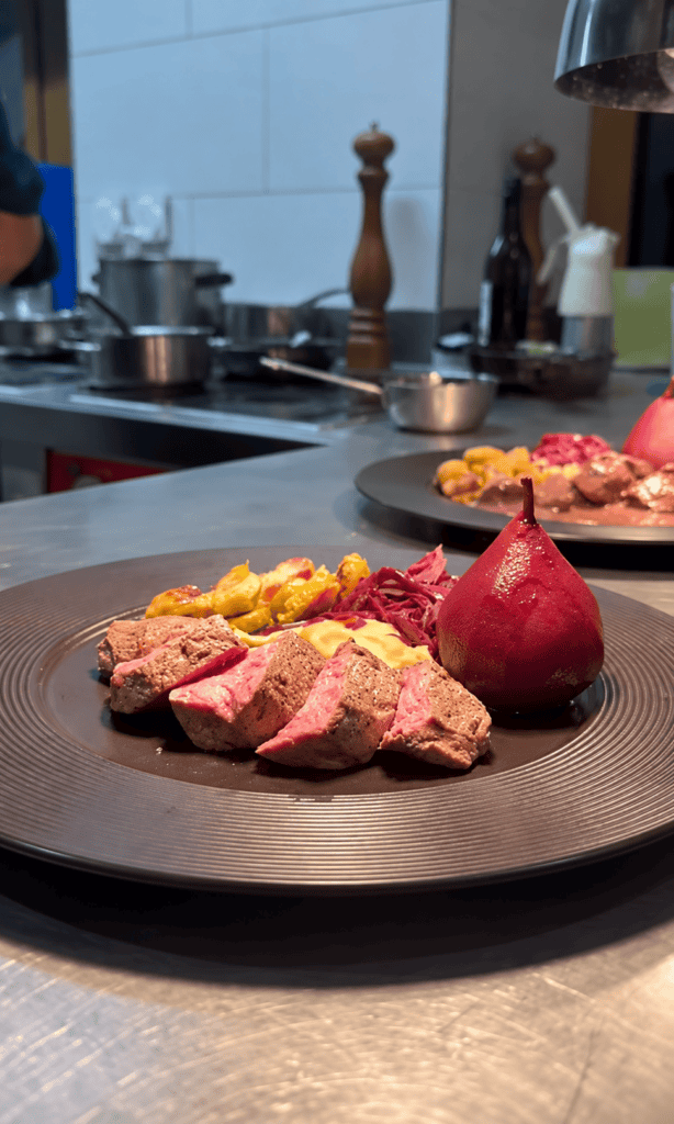 Assiette de chasse de l’Auberge de Morcles, viande tranchée, poire et garnitures
